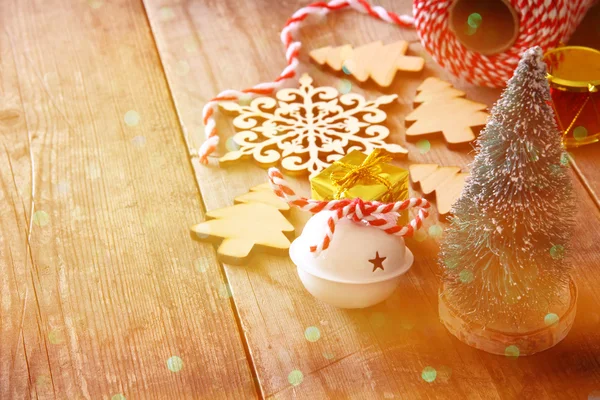 Vánoční koncepce. Dekorativní strom vedle dekorace — Stock fotografie