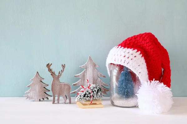 Καπέλο Santa στο βάζο κτιστών με Χριστουγεννιάτικο δέντρο. — Φωτογραφία Αρχείου