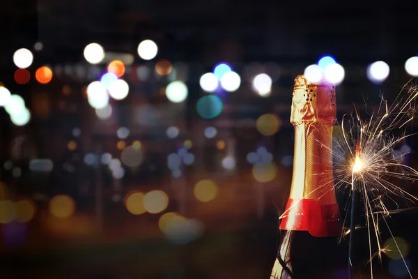 Abstraktes Bild von Champagnerflasche und festlichen Lichtern — Stockfoto