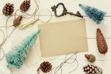 Çam kozalakları, Noel ağacı ve vintage nesneleri Üstten Görünüm