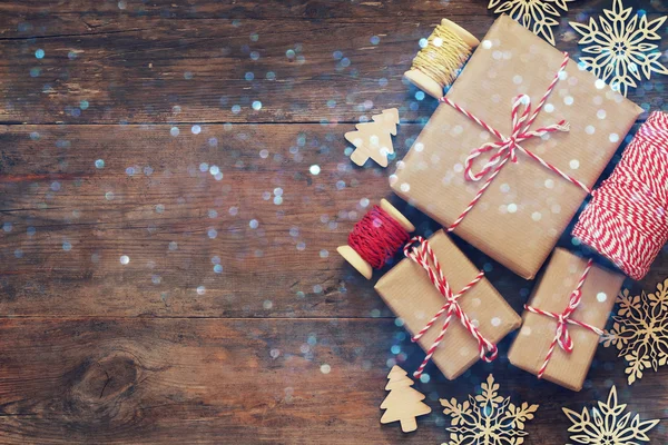 Cajas de regalo hechas a mano sobre fondo de madera —  Fotos de Stock