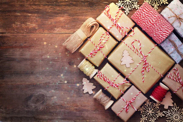 Cajas de regalo hechas a mano sobre fondo de madera — Foto de Stock