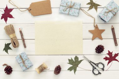 Ahşap masa üzerinde kaydırma Noel hediyeleri