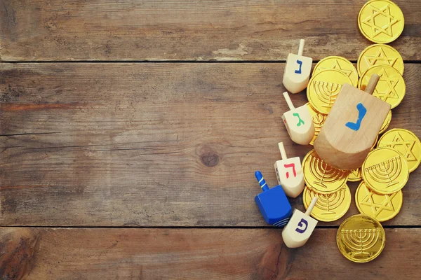 Vacanza ebrea Hanukkah con dreidels di legno — Foto Stock