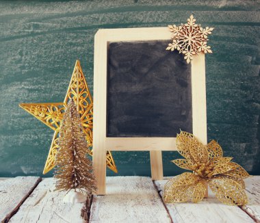 Noel süslemeleri yanındaki boş yazı tahtası