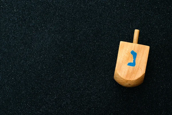 Jüdische Chanukka mit Holzdreidel (Kreisel)) — Stockfoto