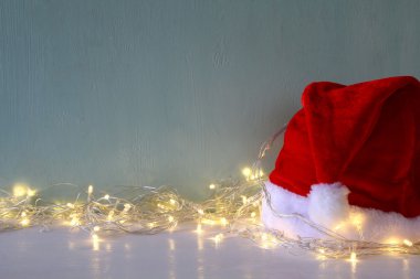 Düşük anahtar Noel Baba şapkası yanında sıcak garland ışıkların görüntü