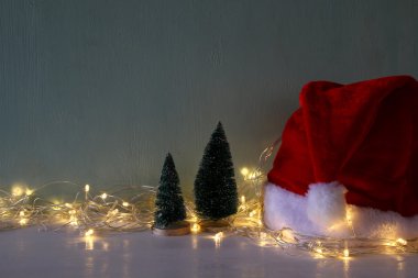 garland ışıklar yanındaki Noel Baba şapkası ile Noel ağacı