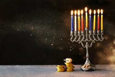 Yahudi tatil Hanukkah menorah ile
