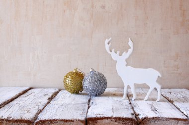 Yılbaşı süsleri ve raindeer görüntü