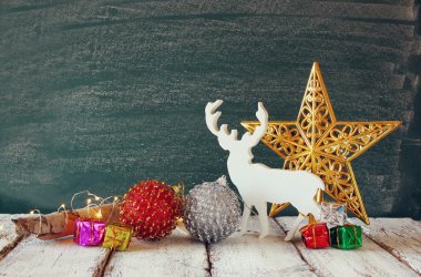 Yılbaşı süsleri ve beyaz raindeer