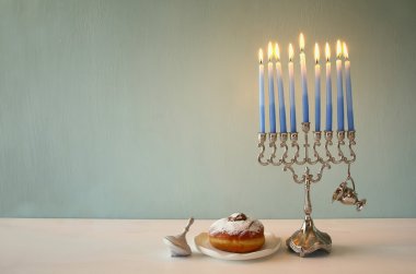 Yahudi tatil Hanukkah menorah ile