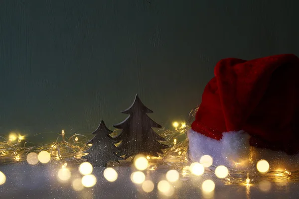 Julgran med garland lights bredvid santa hatt — Stockfoto