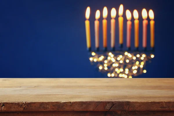 Lege houten tafel voor Joodse vakantie Chanoeka — Stockfoto