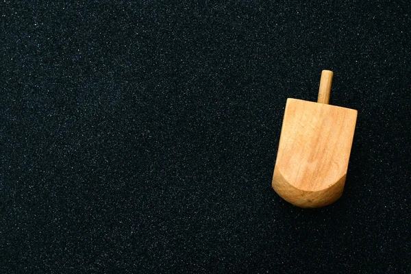 Joodse Chanoeka met houten dreidel (spinnen boven) — Stockfoto