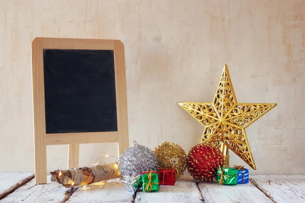 Décorations de Noël à côté du tableau noir vide — Photo