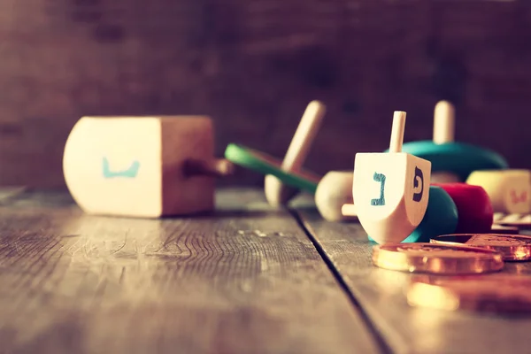 Vacaciones judías Hanukkah con dreidels de madera — Foto de Stock