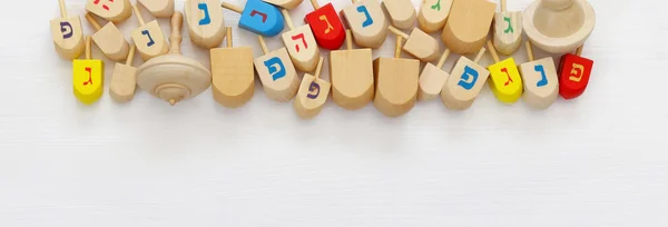 Vacanza ebrea Hanukkah con trottole in legno — Foto Stock