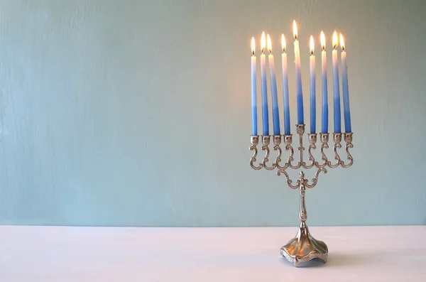 Judiska högtiden Hanukkah bakgrund med menorah — Stockfoto