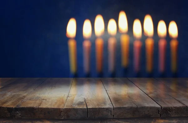 Tavolo vuoto davanti alla festa ebraica Hanukkah sfondo — Foto Stock