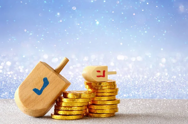 Bild des jüdischen Feiertags Chanukka mit hölzernem Dreidel — Stockfoto