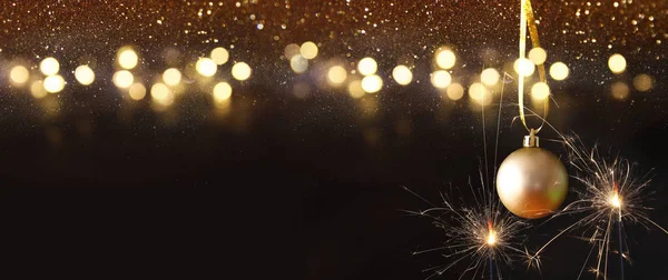 Imagen del árbol de navidad decoración de la bola de oro —  Fotos de Stock