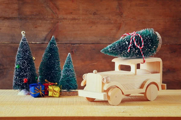 Carro de madeira carregando uma árvore de Natal — Fotografia de Stock