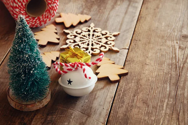 Concepto de Navidad. Árbol decorativo junto a decoraciones — Foto de Stock