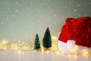 garland sıcak ışıklar yanındaki Noel Baba şapkası ile Noel ağacı