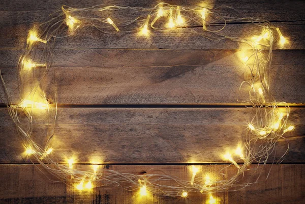 Guirlande arbre de Noël lumières sur fond en bois — Photo