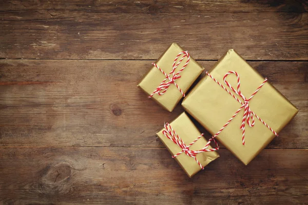 Bovenaanzicht beeld van handgemaakt geschenkdozen over houten tafel — Stockfoto