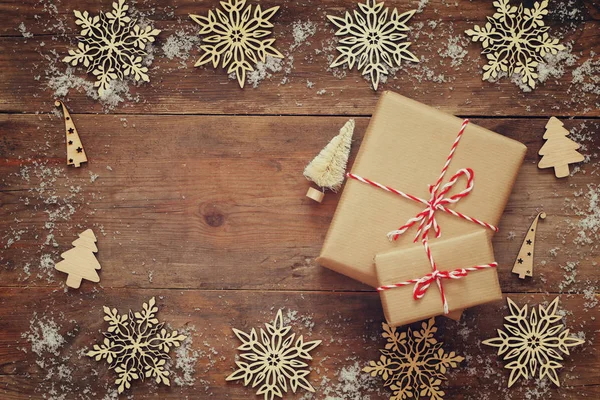 Cajas de regalo hechas a mano sobre fondo de madera — Foto de Stock