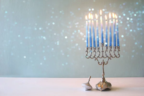 ユダヤ人の祝日のハヌカ本枝の燭台との低キー — ストック写真