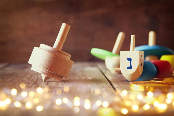 Vacances juives Hanoukka avec des dreidels en bois — Photo