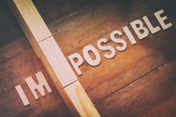 Wand zwischen den Buchstaben im aus dem Wort impossible — Stockfoto