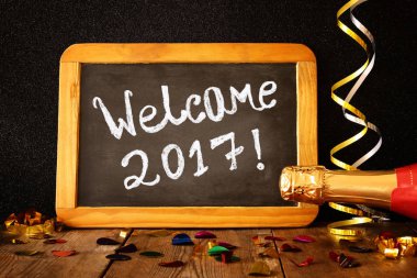 Şişe şampanya yanındaki yazı tahtası