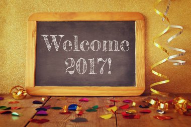 Şişe şampanya yanındaki yazı tahtası