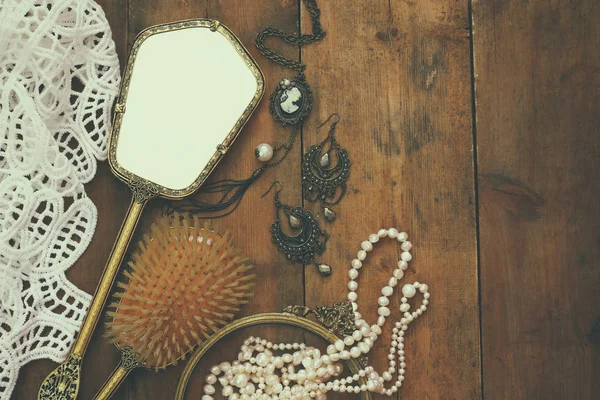 Mujer vintage tocador objetos de moda en mesa de madera —  Fotos de Stock