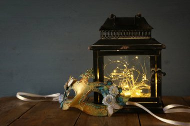 peri ışıkları ve Venedik maskeli balo maskesi