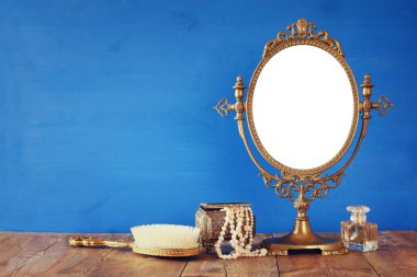 Val ayna ve kadın tuvalet moda nesneleri