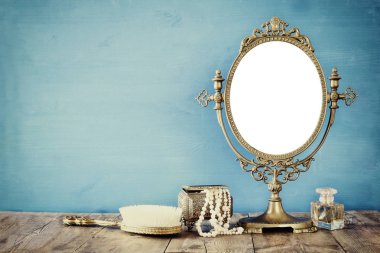 Eski vintage oval ayna 