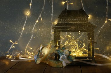 peri ışıkları ve Venedik maskeli balo maskesi