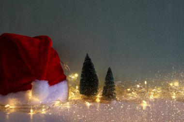 garland ışıklı Noel ağaçları