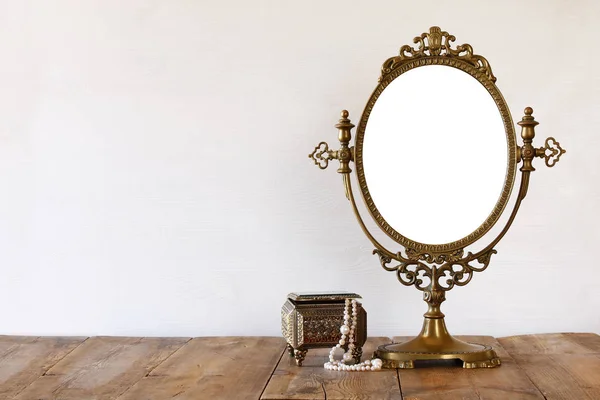 오래 된 빈티지 거울 — 스톡 사진
