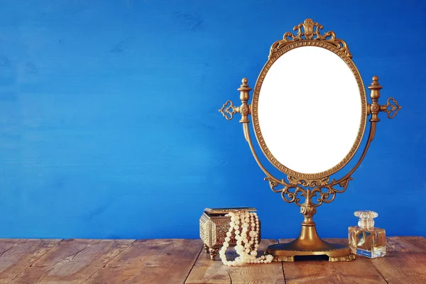 Старое винтажное зеркало — стоковое фото