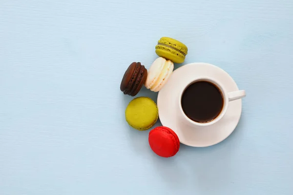 Xícara de café com macaroons coloridos — Fotografia de Stock