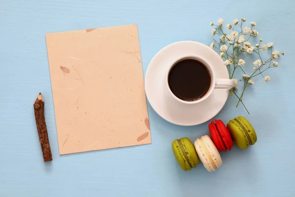 Filiżanka kawy z kolorowe makaroniki — Zdjęcie stockowe