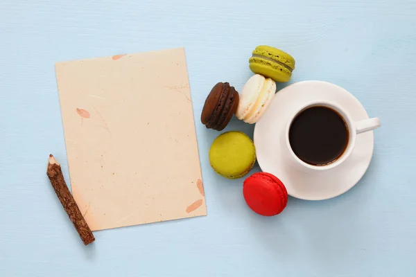 Cup of coffee with colorful macaroons — Stock Photo, Image