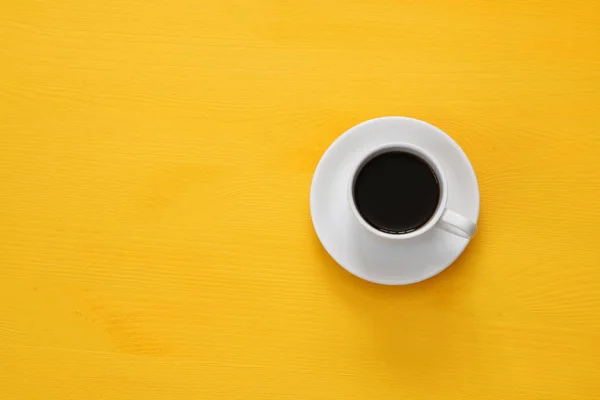 Cangkir kopi di latar belakang kuning kayu — Stok Foto
