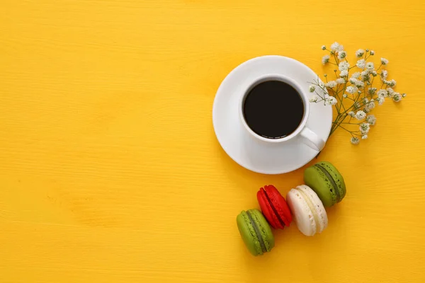 Taza de café con macarrones coloridos — Foto de Stock